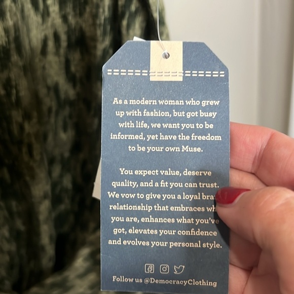 Democracy Blouse Top Shirt XL Green Leopard Cheetah Animal Print Soft Casual - Picture 5 of 11